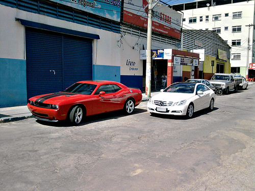 Dodge Challenger SRT-8 e Mercedes E350 Coupe