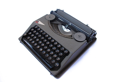 Ala portable typewriter (4)