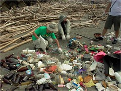 淨灘時可以看見各式各樣廢棄物，多數來自陸地。圖片來自：清淨海洋行動聯盟。