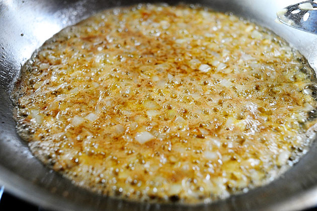 Фото рецепт приготовления креветок в чесночном соусе с лапшой.