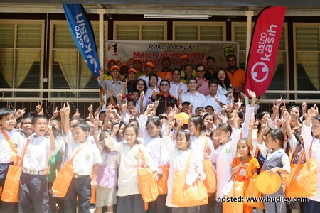 Para pelajar gembira dengan majlis penyerahan hostel Astro