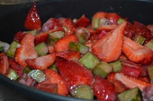 Strawberry rhubarb crumble