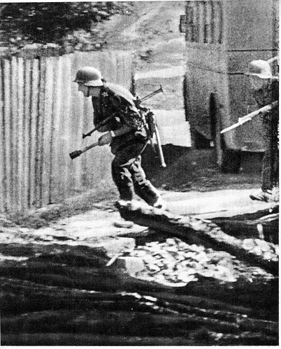 Um soldado alemão se aproxima de uma posição ocupada pelos soviéticos com uma granada já pronta.