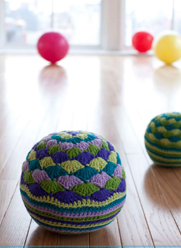 Tegue's Jingle Ball from Little Crochet