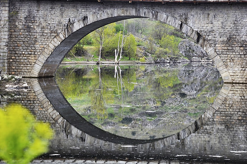 Reflejos bajo el puente - Reflections under the bridge by Marco Antonio Losas