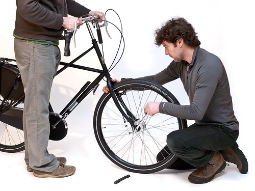 Workcycles-assembling-bike-from-box 3