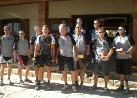 President Bush and Lance Armstrong pose with a few warriors at the end of the W100.