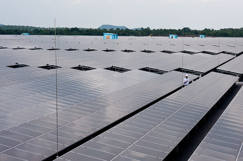 亞銀近期於泰國貸款資助的Lopburi太陽能電廠，規模達73百萬瓦。(照片由Asian Development Bank上傳至Flickr共享)