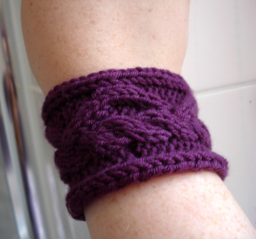 Cable knitting cableknit wristband techniques