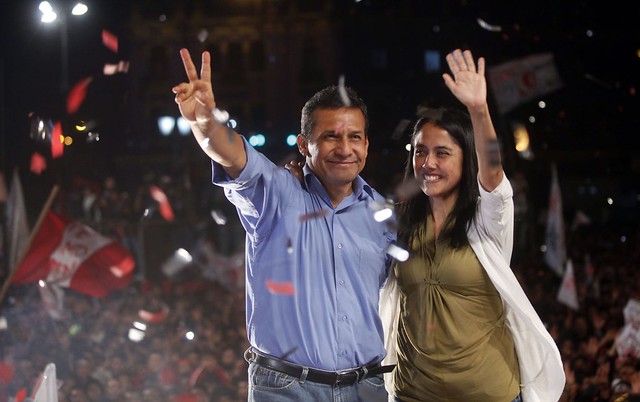 Ollanta Humala y su esposa Nadine Heredia, saludan a sus seguidores en la Plaza Dos de Mayo. Foto: ANDINA/Alberto Orbegoso 06/06/2011