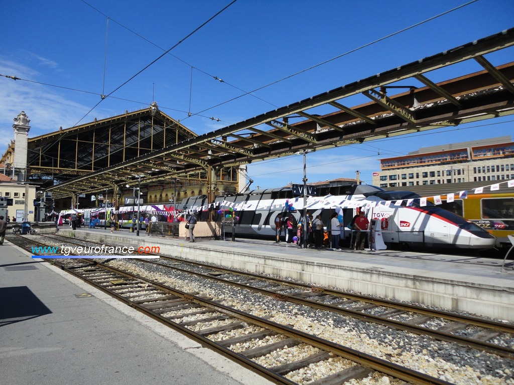 Vue d'ensemble de la gare de Marseille Saint-Charles accueillant la rame TGV Expérience