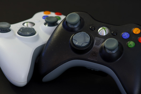 Xbox-Scene News: XCM 360 Controller Shells Black and White Series Black and white Xbox 360 controllers, the Tao of gaming.