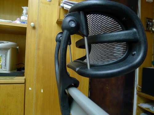 Aeron chair [美灰版] 加裝頭枕側照