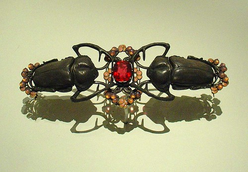 021-Broche escarabajo Lalique- Museu Fundação Calouste Gulbenkian-foto Yelkrokoyade- Creative Commons Attribution-Share-Alike License