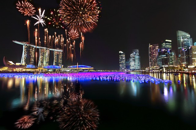 Singapore New Year Countdown 2011 Fireworks : First Burst :