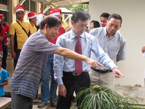 Minister and Dr Lim Wee Kiak looking at how the environment of the ...
