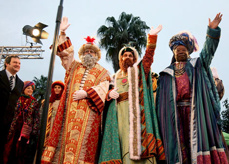 los tres reyes magos llegando al puerto de barcelona