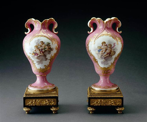 010-Par de jarras de orejas con fondo rosado 1758-Porcelana de Sèvres-Museo del Louvre-© R.M.N.J.G. Berizzi