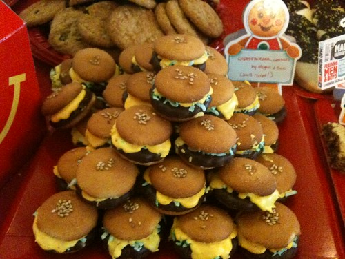 Adorable mini-cheeseburger cookies