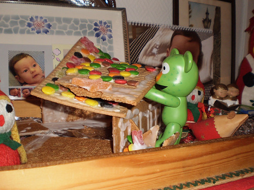 47/52 - gingerbread house