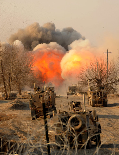 フリー写真素材|社会・環境|戦争・軍隊|軍用車両|爆発|アフガニスタン・イスラム共和国|