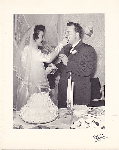 wedding eating cake
