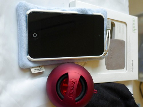 iPod Touch 4 與 X-Mini 合照