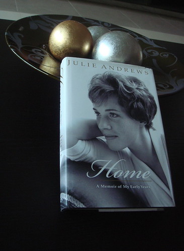 Julie Andrews 的自傳《家—我早年的回憶》（Home—A Memoir of My Early Years）。封面