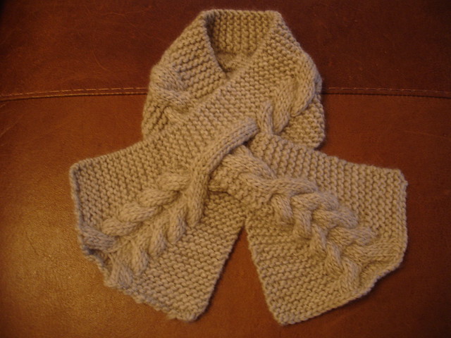 cabled keyhole scarf