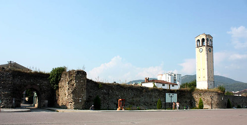 Torre del Reloj y murallas de Elbasan