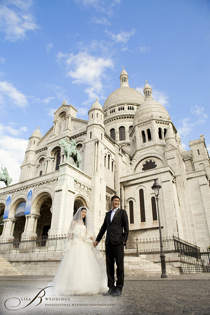 wedding photos outside Sacre Coeur cathedral