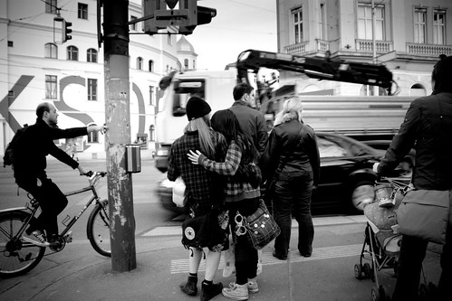 Una pareja frente a la Volksoper