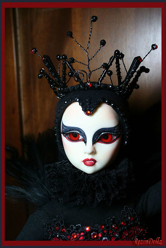 Black Swan Crown. D.I.M. Odelia Black Swan