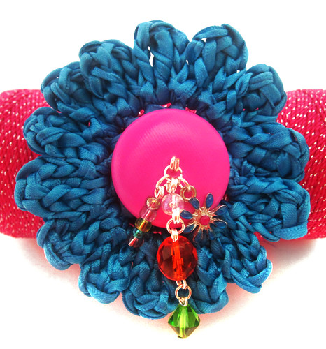 Flor para el cabello tejida con cinta de satin / Crochet flower using satin ribbon - Hair clip
