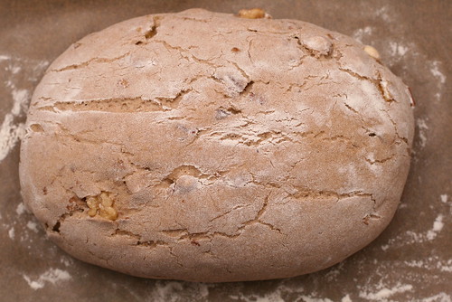 Roggen-Sauerteig-Brot mit Nüssen