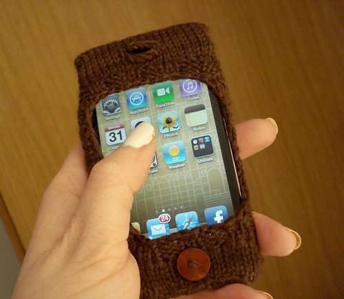 Ipod touch itouch 4th generation iphone holder cozy sock knitted free pattern