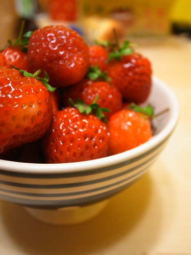 今年的第一小盆草莓