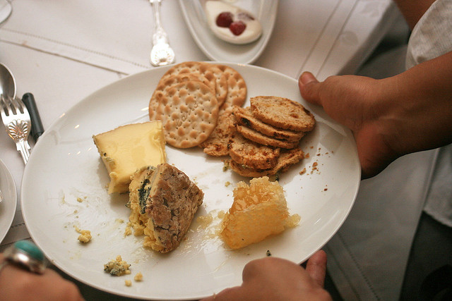 Kapiti Kikorangi and Whitestone Brie with NZ honeycomb, walnut toast and crackers