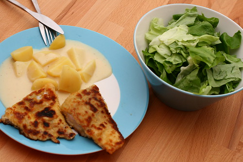 Seelachs, Kartoffeln mit Senfsauce und Salat