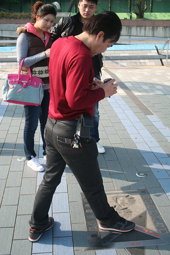 2011-02-25 - Hong Kong - Star walk - 04 - Lets stand on Jackie Chan
