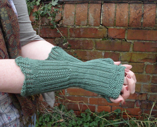 London inspired knitting pattern Russell Square frilly seed stitch fingerless gloves