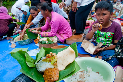 ragam menu nasi berkat yaitu kerupuk, tempe, tahu, ayam, sambal hati yang disajikan pada tradisi makan bersama oleh warga yang tinggal di sekitar Bendung Kayangan, Girimulyo, Kulon Progo