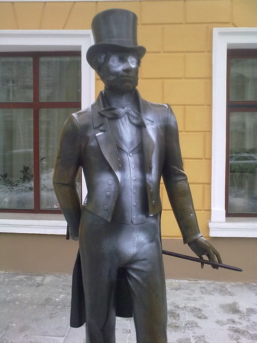 памятник пушкину изгажен