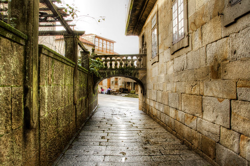 Narrow street and arch. Pontevedra. Galicia. Callejón y arco