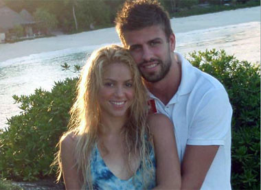 Shakira muestra a Gerard Pique como su ‘sol’ by PAPARAZZILATINO..