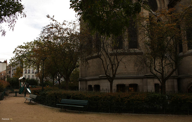 Petit jardin derrirère l'église, le square de l'église Notre Dame de la Croix