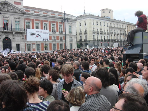 Vista de la Puerta del Sol llena de gente