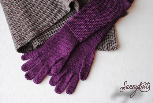 Шарф-гармошка Puckering Scarf &
Лиловые перчатки с платочной манжетой Purple gloves with garter
cuff