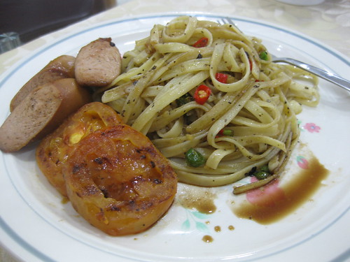 Fettucine with bratwurst & baked tomato in balsamic vinegar