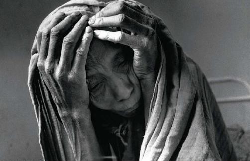 Uma mulher mal alimentada espera sua vez num hospital Gourma Rhahous. Mali, 1985